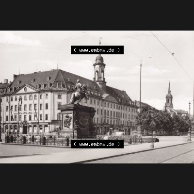 Ansichtskarte DDR Bezirk Dresden, Kreis Dresden, Stadt Dresden: Neustädter Rathaus und Denkmal (1) Sammlung