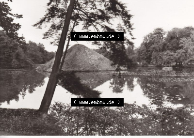 Ansichtskarte DDR Bezirk Cottbus, Kreis Cottbus, Stadt Cottbus: Seepyramide Tumulus im Branitzer Park (1) Sammlung