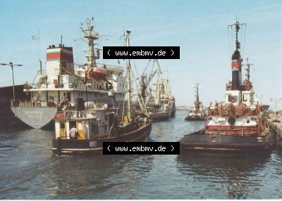 Ansichtskarte DDR Bezirk Rostock, Allgemein DDR, Wismar Schlepper am Kai, Reichenbach 300951 (Stück 89) 1989 (1) Sammlung