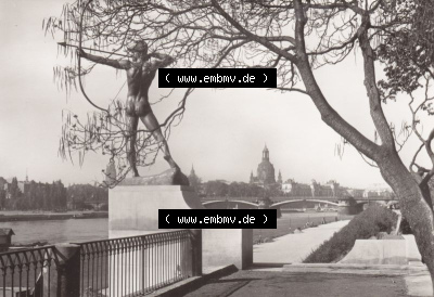 Ansichtskarte DDR Bezirk Dresden, Kreis Dresden, Stadt Dresden: Blick vom Neustädter Elbufer mit dem Bogenschützen (1) Sammlung