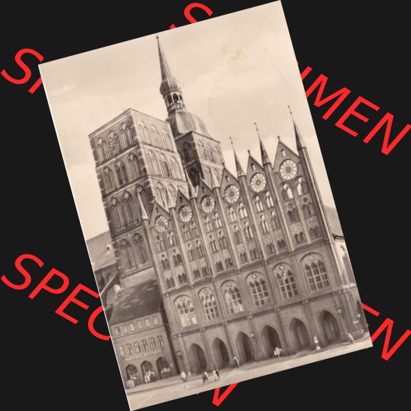 Ansichtskarte DDR Bezirk Rostock, Stadtkreis Stralsund, Hansestadt Stralsund: Rathaus am alten Markt, Heldge-Verlag KG, Köthen-Anhalt, Hochformat, gelaufen... Sammlung