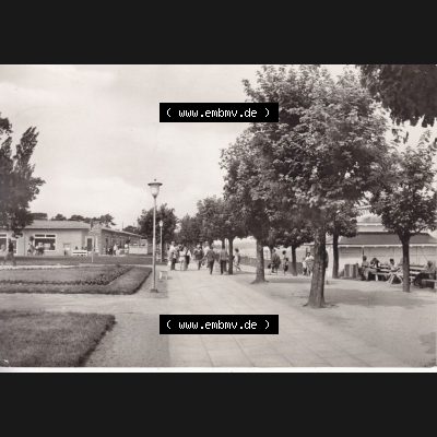 Ansichtskarte DDR Bezirk Rostock, Kreis Rügen, Ostseebad Göhren: Ladenstraße an der Seepromenade. Ansichtskarte bzw. Postkarte aus DDR-Zeiten der Deutschen... Sammlung