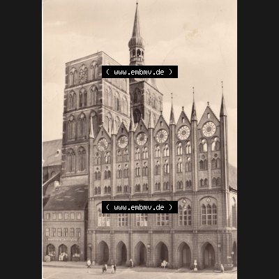 Ansichtskarte DDR Bezirk Rostock, Stadtkreis Stralsund, Hansestadt Stralsund: Rathaus am alten Markt, Heldge-Verlag KG, Köthen-Anhalt, Hochformat, gelaufen... Sammlung