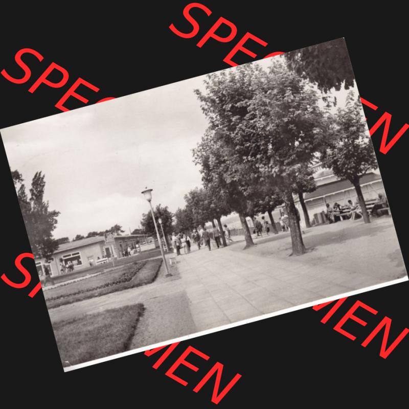 Ansichtskarte DDR Bezirk Rostock, Kreis Rügen, Ostseebad Göhren: Ladenstraße an der Seepromenade. Ansichtskarte bzw. Postkarte aus DDR-Zeiten der Deutschen... Sammlung