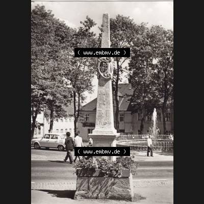 Ansichtskarte Bezirk Karl-Marx-Stadt, Landkreis Annaberg, Stadt Oberwiesenthal Historische Postsäule am Markt. Ansichtskarte bzw. Postkarte aus DDR-Zeiten der Deutschen Demokratischen... Sammlung