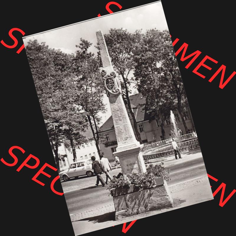 Ansichtskarte Bezirk Karl-Marx-Stadt, Landkreis Annaberg, Stadt Oberwiesenthal Historische Postsäule am Markt. Ansichtskarte bzw. Postkarte aus DDR-Zeiten der Deutschen Demokratischen... Sammlung