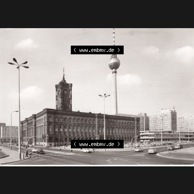 Ansichtskarte DDR Bezirk Berlin, Stadt Berlin: In s/w Schwarzweiß Postkarte Blick zum Rathaus, Fernseh- und UKW-Turm, Hauptstadt der DDR (1) Sammlung