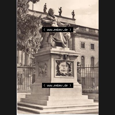 Ansichtskarte DDR Bezirk Berlin, Stadt Berlin: In s/w Schwarzweiß Postkarte Wilhelm von Humboldt Denkmal und Univiersität (1) Sammlung