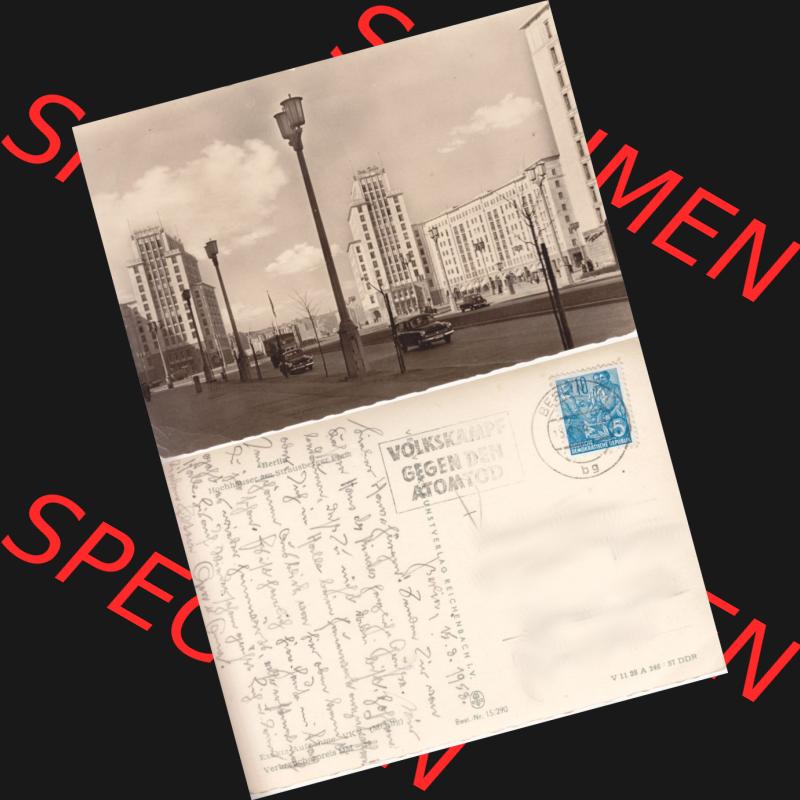 Ansichtskarte Berlin der DDR 1958, Berlin Hochhäuser, Strausberger Platz, Sonderstempel Volkskampf gegen den Atomtod. DDR Postkarte aus privater Sammlung-Konvolut an gelaufenen... Sammlung