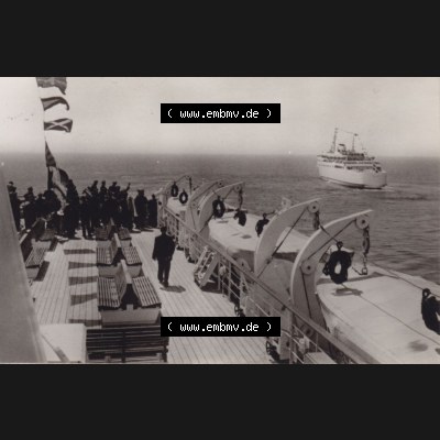 Echt Foto-Mappe der DDR, Fährschiff Die Saßnitz schwimmende Brücke über die Ostsee 1959, 4) Begegnung auf hoher See; Vorn die Saßnitz, im Hintergrund... Sammlung
