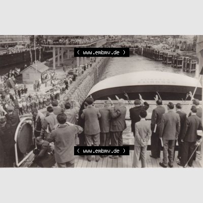 Echt Foto-Mappe der DDR, Fährschiff Die Saßnitz schwimmende Brücke über die Ostsee 1959, 3) Die Saßnitz läuft zu ihrer Jungfernfahrt aus. Bewunderung... Sammlung