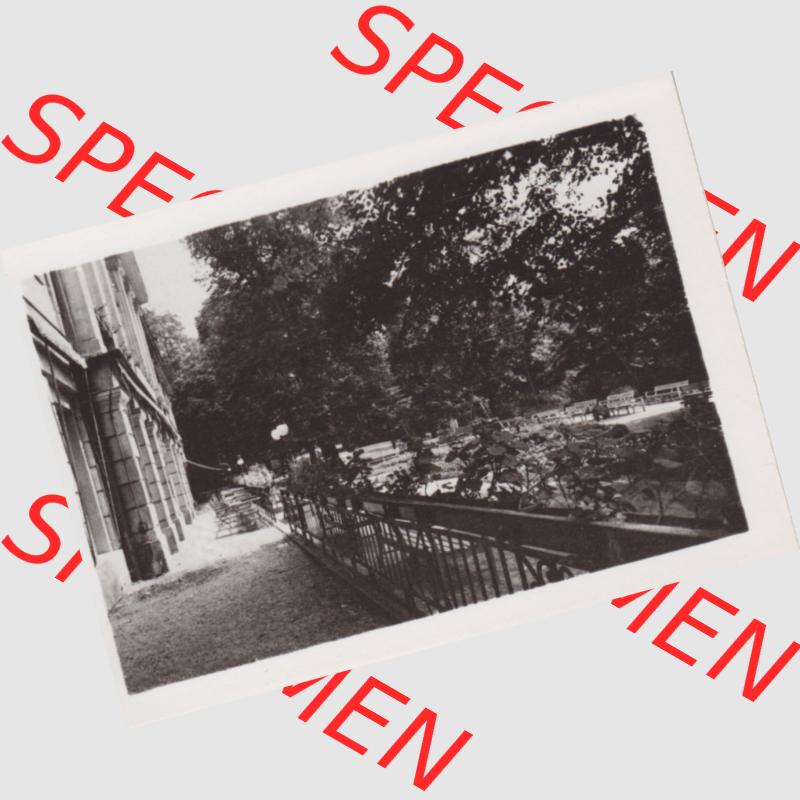 Fotos der DDR Bezirk Suhl, Kreis Bad Salzungen, Stadt Bad Liebenstein, Ansichten Mappe vom Verlag Erhard Neubert, Karl-Marx-Stadt, 1954 Bad Liebenstein, Partie im Kurpark... Sammlung