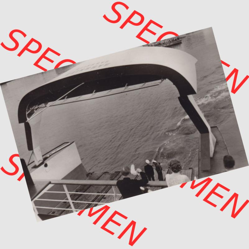 Echt Foto-Mappe der DDR, Fährschiff Die Saßnitz schwimmende Brücke über die Ostsee 1959, 5) Die Saßnitz hat soeben den Hafen Trelleborg verlassen (1).... Sammlung