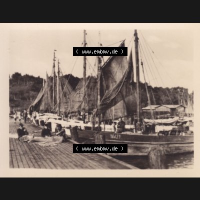 Fotos DDR Bezirk Rostock, Kreis Rügen, Insel Rügen Stubbenkammer, Foto-Mappe mit 10 Echte Fotos Fischkutter im Hafen. DDR Bezirk Rostock, Kreis Rügen,... Sammlung