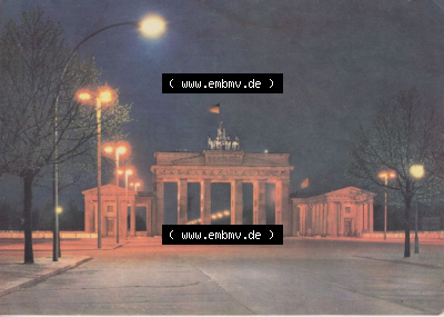 Stadt Berlin Ansicht in Farbe 1967, Brandenburger Tor, Nachtansicht, Hauptstadt der DDR bis 1990 zu DDR-Zeiten Sammlung