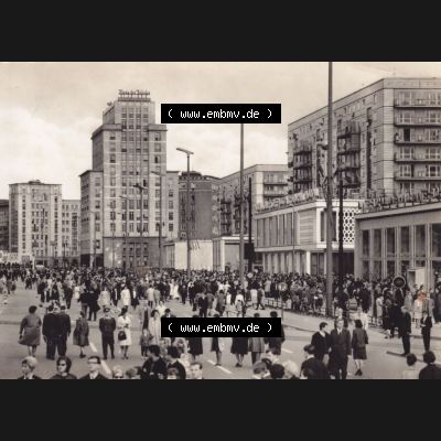 Ansichtskarten DDR Bezirk Berlin, Stadt Berlin in s/w 1965, Karl-Marx-Allee am 1. Mai 1965. Stadtansichten der Stadt Berlin, mit alter Ansicht in Schwarzweiß der... Sammlung