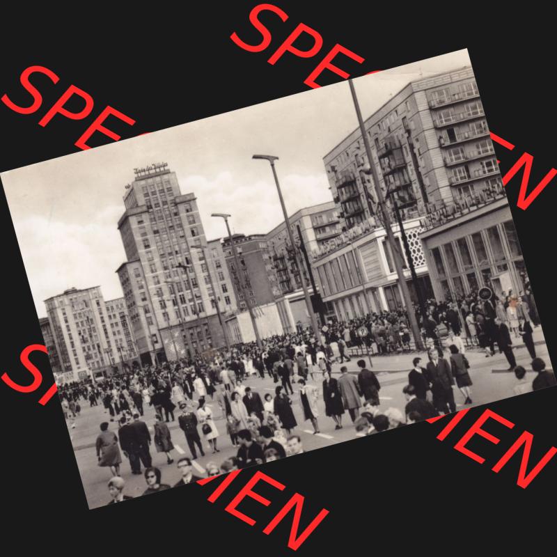 Ansichtskarten DDR Bezirk Berlin, Stadt Berlin in s/w 1965, Karl-Marx-Allee am 1. Mai 1965. Stadtansichten der Stadt Berlin, mit alter Ansicht in Schwarzweiß der... Sammlung