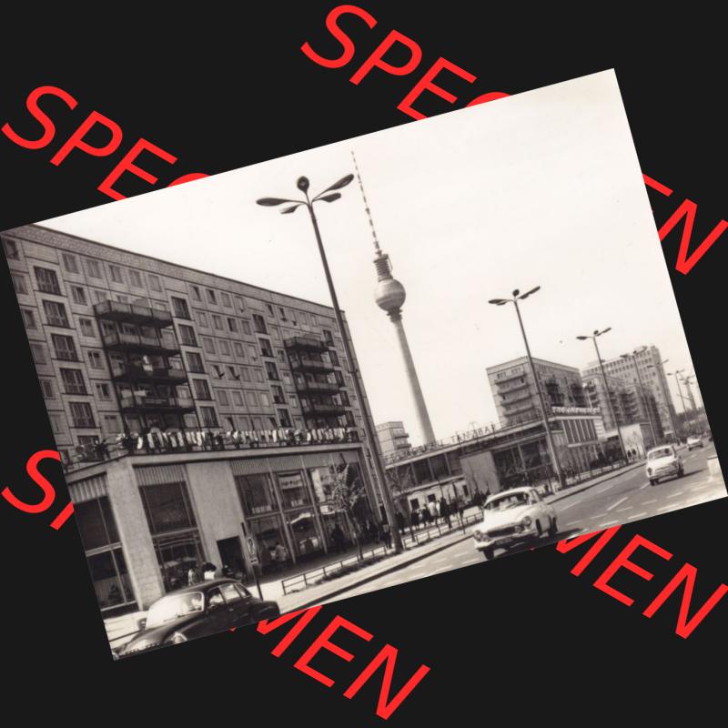 Ansichtskarten DDR Bezirk Berlin, Stadt Berlin in s/w / schwarzweiß, Dick-Foto-Verlag, Erlbach im Vogtland Karl-Marx-Allee mit Fernsehturm und UKW-Turm. Stadtansichten... Sammlung