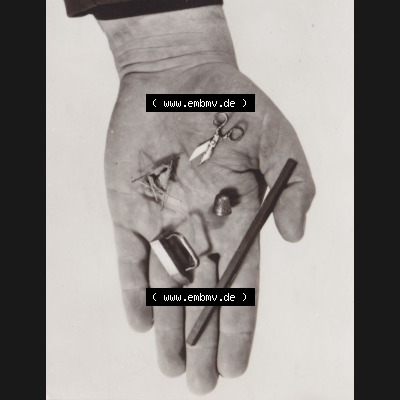 Fotos DDR Bezirk Erfurt, Kreis Arnstadt, Stadt Arnstadt Schloss-Museum Mon Plaisir 1977, Puppenstadt, Schneidewerkzeuge zum Vergleich auf Männerhand. Foto aus Fotomappe... Sammlung