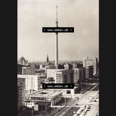 Ansichtskarten DDR Bezirk Berlin, Stadt Berlin in s/w / schwarzweiß, Graphokopie H. Sander K.G. Berlin 1969, Karl-Marx-Allee mit Fernsehturm.... Sammlung
