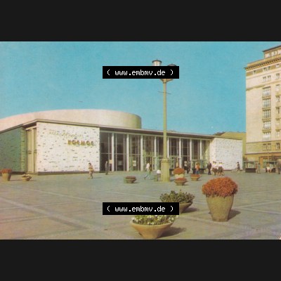 Ansichtskarte DDR Bezirk Berlin, Stadt Berlin Ansicht in Farbe 1965, Kino Kosmos in Berlin der DDR. Stadtansichten der Stadt Berlin, mit Ansicht in Farbe / Color der Hauptstadt... Sammlung
