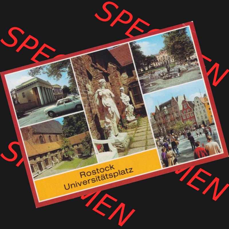 Ansichtskarte DDR Bezirk Rostock, Stadtkreis Rostock, Hansestadt Rostock Ansicht 1985, Neue Wache, Torsi mittelalterlicher Gewandfiguren, Klosterinnenhof. Alte Ansicht... Sammlung