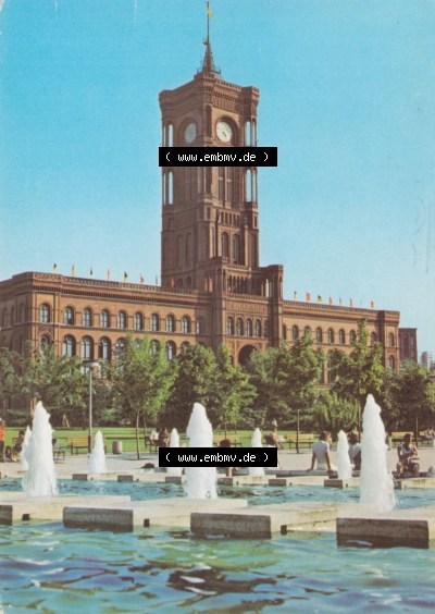 Ansichtskarte DDR Bezirk Berlin, Stadt Berlin Ansicht in Farbe 1982, Rathaus und Springbrunnen. Stadtansichten der Stadt Berlin,... Sammlung