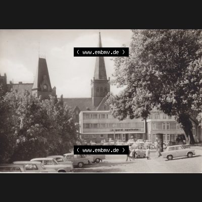 Ansichtskarte DDR Bezirk Rostock, Kreis Rügen, Stadt Bergen auf Rügen 1977, Bergener Marktplatz. DDR Bezirk Rostock, Kreis Rügen, Stadt Bergen auf der... Sammlung