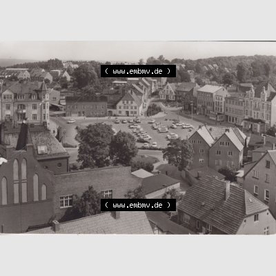 Ansichtskarte DDR Bezirk Rostock, Kreis Rügen, Stadt Bergen auf Rügen 1983, Luftaufnahme vom Karl-Marx-Platz Bergen auf Rügen. DDR Bezirk Rostock, Kreis Rügen,... Sammlung