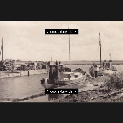 Foto DDR Bezirk Rostock, Kreis Ribnitz-Damgarten, Ostseebad Zingst Mappe in s/w vom Jahrgang 1963 B 8/63, Hafen von Zingst. Altes Foto mit Ansicht der DDR Bezirk Rostock,... Sammlung