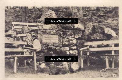Fotos DDR, Bezirk Erfurt, Kreis Gotha, Tambach-Dietharz in Thüringen, 12 Amateur-Fotos, Foto 11. Lutherbrunnen. s/w - schwarzweiß... Sammlung