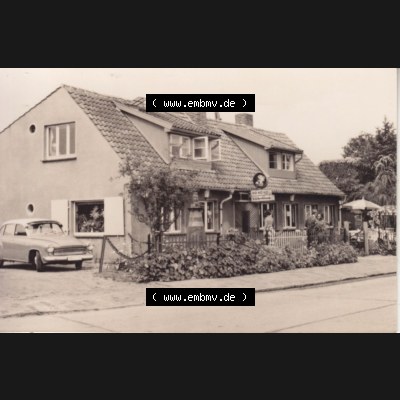 Foto DDR Bezirk Rostock, Kreis Ribnitz-Damgarten, Ostseebad Zingst Mappe in s/w vom Jahrgang 1963 B 8/63, HO-Gaststätte Fischerklause. Altes Foto mit Ansicht der DDR... Sammlung