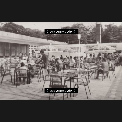 Altes Foto DDR Bezirk Rostock, Kreis Rostock, Ostseebad Graal-Müritz 1975, Café-Eis Terrasse an der Broiler-Gaststätte. Altes Foto mit Ansicht der DDR Bezirk Rostock,... Sammlung