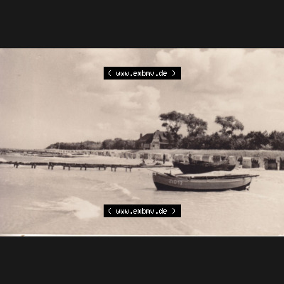Foto DDR Bezirk Rostock, Kreis Ribnitz-Damgarten, Ostseebad Zingst Mappe in s/w vom Jahrgang 1963 B 8/63, Strand mit Boot, Ruderboot. Altes Foto mit Ansicht der DDR... Sammlung