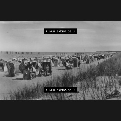 Foto mit Ansicht der DDR Bezirk Rostock, Kreis Wolgast, DDR Zinnowitz auf Usedom 1965, 3. Strand mit Strandkörben und Urlaubern, Heldge-Verlag KG - Köthen-Anh..... Sammlung