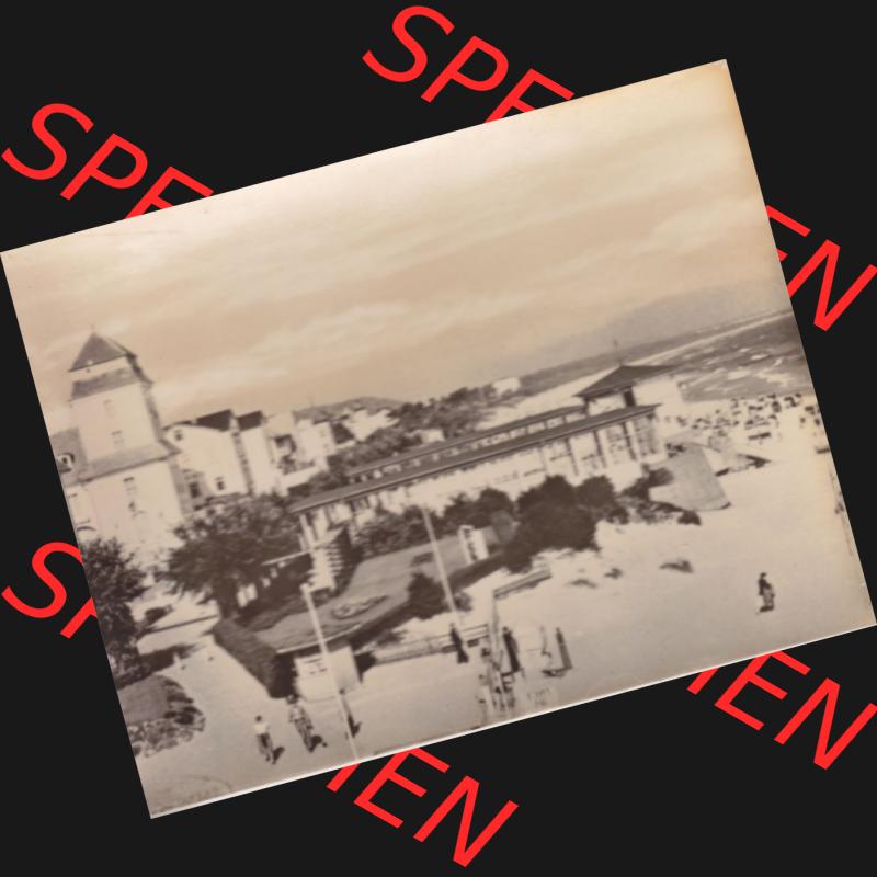 Altes Foto aus DDR Bezirk Rostock, Kreis Rügen, Ostseebad Binz 1959, 2215 Strand mit Konzertplatz und Kurhaus. Digitales Bildmaterial von Fotos aus der DDR, der Deutschen... Sammlung