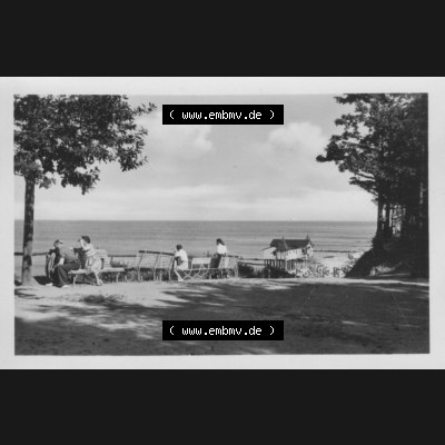 Foto mit Ansicht der DDR Bezirk Rostock, Kreis Wolgast, DDR Seebad Koserow 1953, Strandpromenade, VEB Reprocolor Leipzig. DDR Bezirk Rostock, Kreis Wolgast, Ostseebad... Sammlung