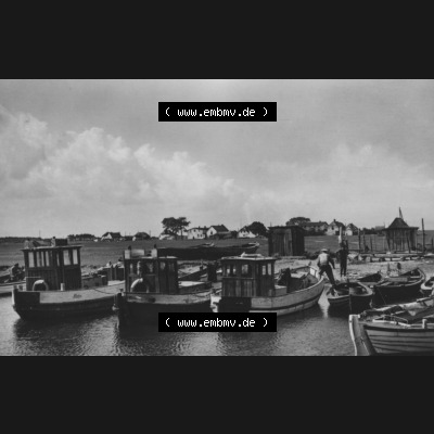 Foto mit Ansicht der DDR Bezirk Rostock, Kreis Rügen, DDR Insel Hiddensee 1970, 9. Neuendorf Hiddensee, Am Hafen, Heldge-Verlag KG, Köthen-Anh.... Sammlung