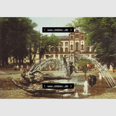 Alte Ansichtskarte mit Ansicht der DDR Bezirk Rostock, Stadtkreis & Hansestadt Rostock Brunnen der Lebensfreude, Wilhelm-Pieck-Universität. Digitales Bildmaterial von Farbigen... Sammlung