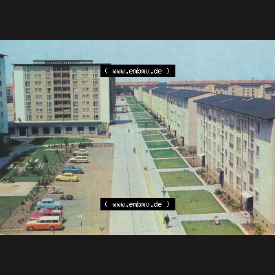 Ansichtskarte Erhard Neubert KG - Karl-Marx-Stadt DDR gemischte Ansichtskarten Sammlung mit Einbildkarten der DDR Bezirke 1960er Jahre, 1966, Lithografie Hoyerswerda, Blick auf die Bert-Brecht-Straße.... Sammlung