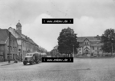 Heldge-Verlag Köthen/Anhalt, 1960er, 1968, Nienburg (Saale), Platz der DSF mit alten LKW, Lastkraftwagen bzw. Truck in der DDR,... Sammlung