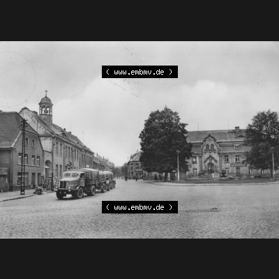 Ansichtskarte Heldge-Verlag Köthen/Anhalt DDR gemischte s/w, schwarzweiß, graustufen Sammlung der Jahre 1960er, 1968, Nienburg (Saale), Platz... Sammlung
