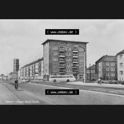 Ansichtskarte Heldge-Verlag Köthen/Anhalt DDR gemischte s/w, schwarzweiß, graustufen Sammlung der Jahre 1960er, 1965, Stadt Dessau mit der August-Bebel-Straße.... Sammlung