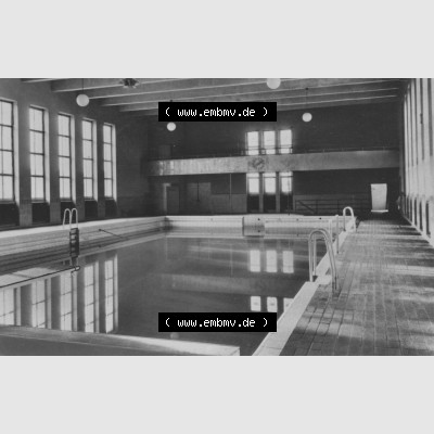Ansicht Einbildkarte Erhard Neubert KG - Karl-Marx-Stadt DDR Sachsen 1961, Döbeln in Sachsen, Stadtbad, Schwimmhalle mit 25m Bahn, auf Einbildkarte. Digitales Bildmaterial... Sammlung