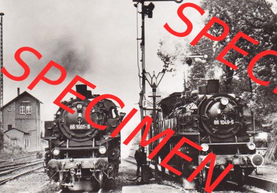 DDR Dampflokomotive aus Deutschland Baureihe 86, Zwei Lokomotiven beim Wassernehmen in Oelnitz (1) Sammlung