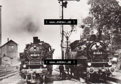 DDR Dampflokomotive aus Deutschland Baureihe 86, Zwei Lokomotiven beim Wassernehmen in Oelnitz (1) Sammlung