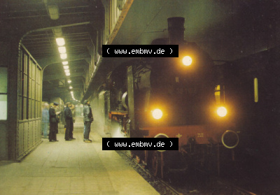DDR Dampflokomotive aus Deutschland Museumslokomotive 38 1182 am Bahnhof bei Nacht (1) Sammlung