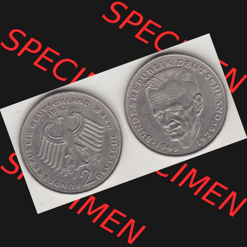 BRD Münzen 2 DM, Gedenkmünze 1979-1993, 2 DM, Deutsche Mark Kurt Schumacher 1982 G-1. VS-RS auf einen Bild / Foto einer 2 DM, 2 Deutsche Mark G Gedenkmünze,... Sammlung