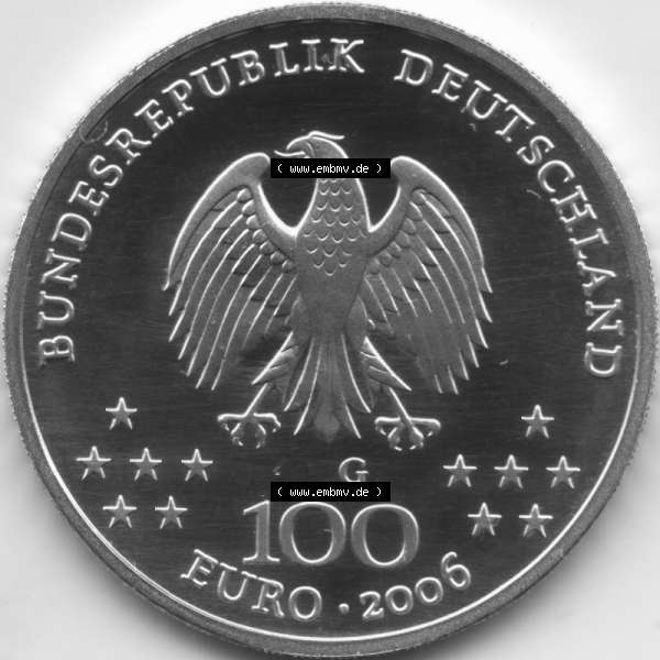 Grau bzw. s/w Deutschland 100 Euro Goldmünze 2006, UNESCO Klassisches Weimar. Rückseite mit dem Deutschen Adler der 100 Euro Goldmünze aus Deutschland der BRD.Hier auf EMBMV befindet... Sammlung Graustufen