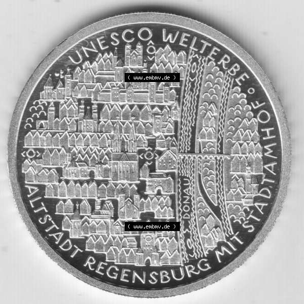 Grau bzw. s/w Deutschland 100 Euro Goldmünze 2016, UNESCO Welterbe, Altstadt Regensburg und Stadtamhof. Vorderseite der 100 Euro Goldmünze aus Deutschland der BRD. Hier auf EMBMV... Sammlung Graustufen